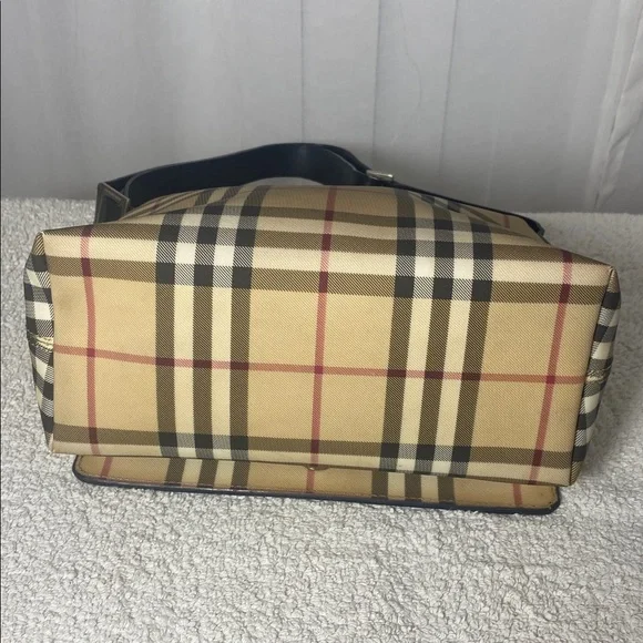 GUC Burberry Nova Check Messenger Bag - Picture 4 of 10